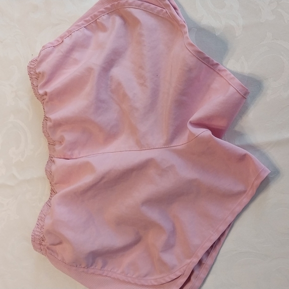 Girls Nike dri-fit pink shorts size M - Picture 2 of 4